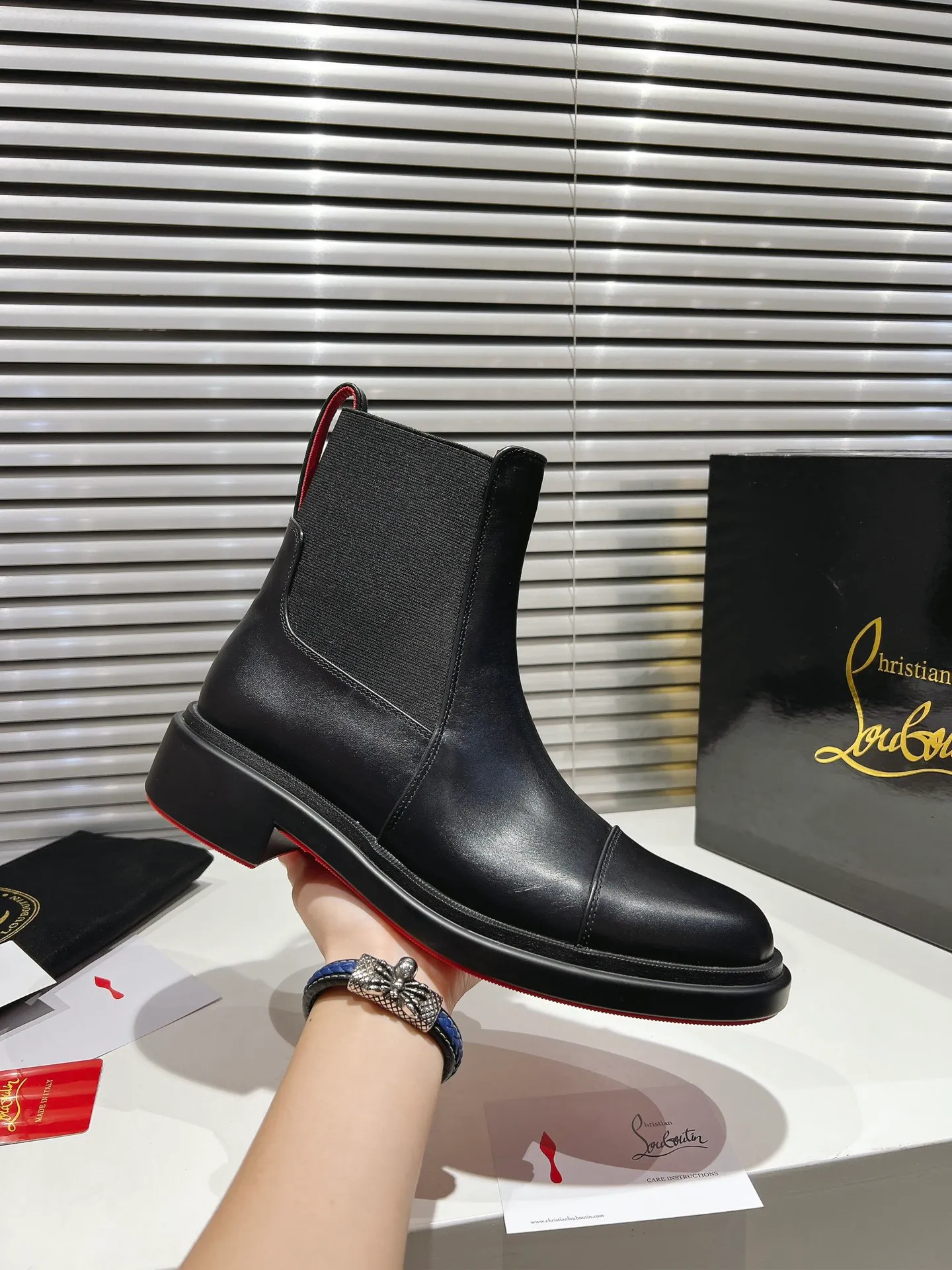 👟👟Ex-factory price 800👟👟 ╔Chelsea black nude boots╗ ·Top version customization·2024𝐬𝐬 Urbino Chelsea ankle boots are charming with smooth lines. The boots are made of black calfskin and feature a tonal rubber sole with the signature Maison Christian Louboutin Loubi red. This urban style features a heel tab and elastic side panels making it easy to put on 𝑪𝒉𝒓𝒊𝒔𝒕𝒊𝒂𝒏 𝑳𝒐𝒖𝒃𝒐𝒖𝒕𝒊𝒏 ▪️No matter the last shape, fabric, diamonds, nails, lining, outsole, they are all as close to ZP as possible... ▪️The original sole is specially provided by the original factory ▪️The lining is imported water-dyed cowhide ▪️Private customization time is about 3-7 days —————— Size: Men's 39M-47M